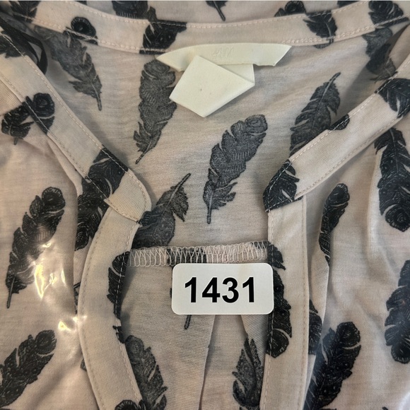 H&M Blush Pink Feather Graphic Print 3/4 Sleeve Business Causal Blouse SZ Large - Picture 7 of 7